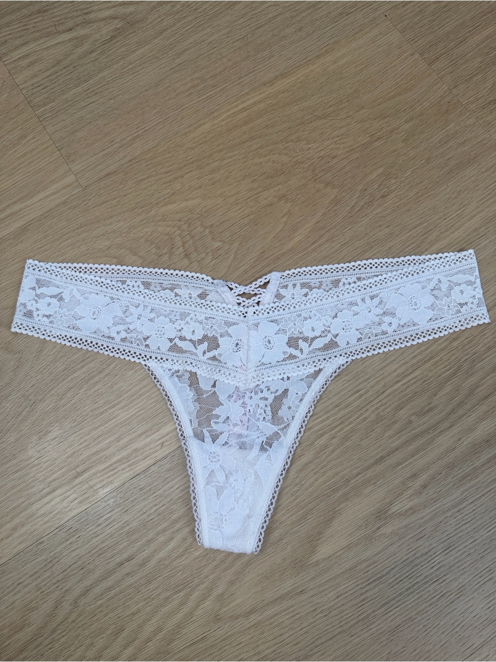 Victoria’s Secret Lace Thong Panty L